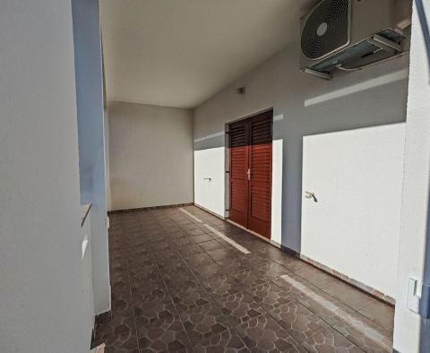 Haus Baška mit 4 Wohnungen, 200 m vom Meer entfernt, zu verkaufen  - foto 12