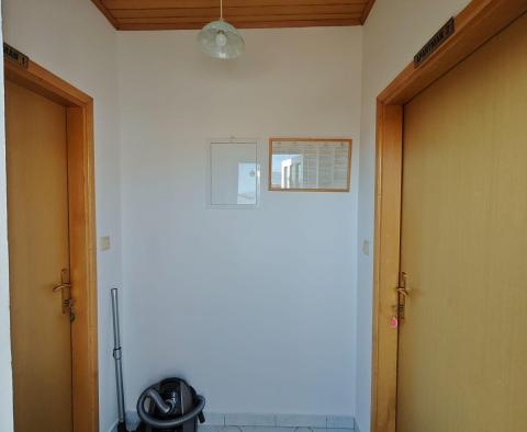 Haus Baška mit 4 Wohnungen, 200 m vom Meer entfernt, zu verkaufen  - foto 13