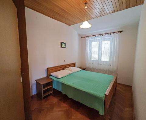 Haus Baška mit 4 Wohnungen, 200 m vom Meer entfernt, zu verkaufen  - foto 14