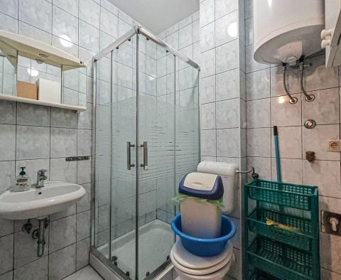 Haus Baška mit 4 Wohnungen, 200 m vom Meer entfernt, zu verkaufen  - foto 17