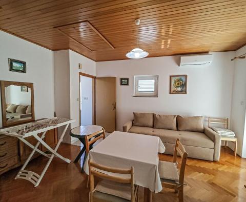 Haus Baška mit 4 Wohnungen, 200 m vom Meer entfernt, zu verkaufen  - foto 18