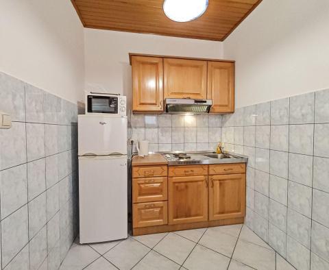 Haus Baška mit 4 Wohnungen, 200 m vom Meer entfernt, zu verkaufen  - foto 19