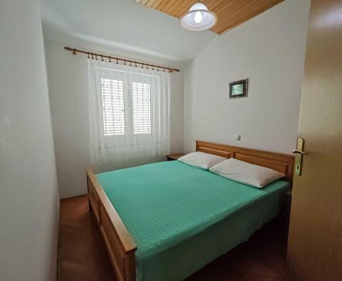 Haus Baška mit 4 Wohnungen, 200 m vom Meer entfernt, zu verkaufen  - foto 20
