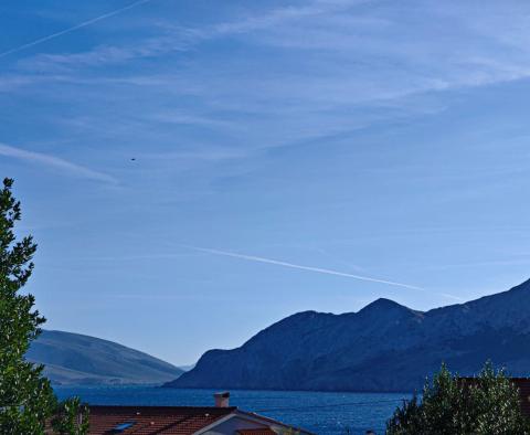 Haus Baška mit 4 Wohnungen, 200 m vom Meer entfernt, zu verkaufen  - foto 2