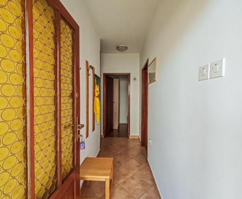 Haus Baška mit 4 Wohnungen, 200 m vom Meer entfernt, zu verkaufen  - foto 24