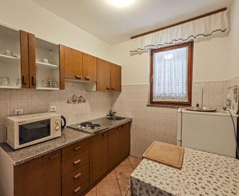 Haus Baška mit 4 Wohnungen, 200 m vom Meer entfernt, zu verkaufen  - foto 27