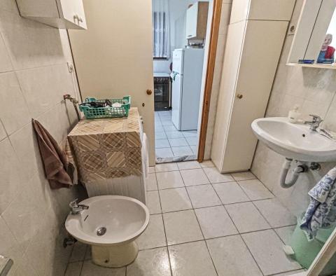 Haus Baška mit 4 Wohnungen, 200 m vom Meer entfernt, zu verkaufen  - foto 30
