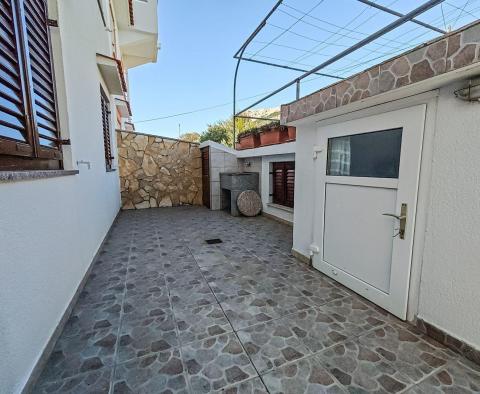Haus Baška mit 4 Wohnungen, 200 m vom Meer entfernt, zu verkaufen  - foto 32