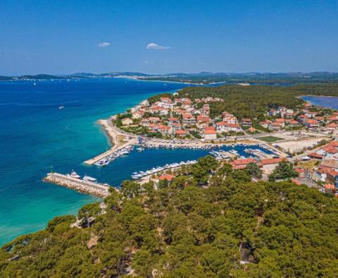 Sibenik környékén teniszpályás 1. soros ingatlan eladó - pic 9