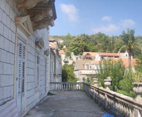 Old luxury palace on Sipan island for sale just 80 meters from the beach - pic 8