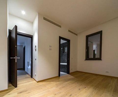 Bardzo wyjątkowy nowy budynek, mikrolokalizacja w centrum Opatii, wspaniały apartament z tarasem i garażem, gotowy do zamieszkania, 200 metrów od morza, na sprzedaż - pic 10