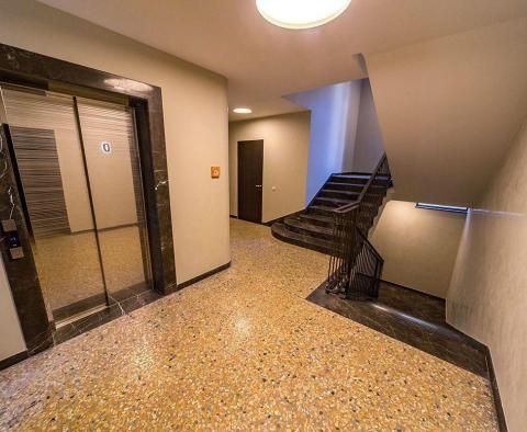 Wohnung in einem Neubau mit wunderschöner Aussicht, 200 Meter vom Meer entfernt im Zentrum von Opatija, zu verkaufen - foto 8