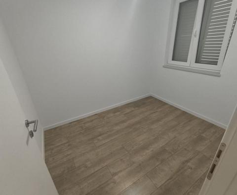 Nagyszerű ajánlat Novi Vinodoolski környékén: új 2 szobás lakás 200 m-re a tengertől eladó! - pic 10