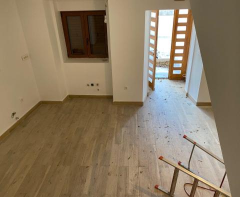 Une maison avec un garage et une grande cour dans un excellent emplacement à Rijeka ! - pic 5