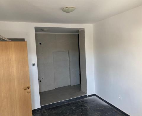 Une maison avec un garage et une grande cour dans un excellent emplacement à Rijeka ! - pic 10