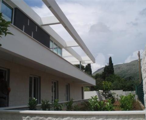 Moderne Villa im HI-TECH-Stil mit Pool nur 60 Meter vom Meer entfernt in Dubrovnik / Lapad! - foto 9