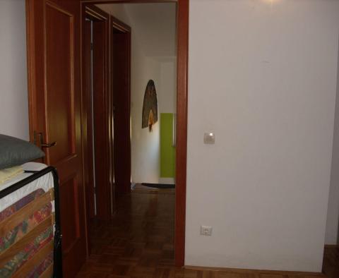 Четырехкомнатная двухуровневая квартира с садом в городе Крк, на продажу - фото 14