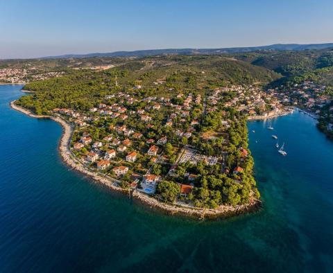 Tengerparti villa hagyományos kővel díszített medencével Brac szigetén - pic 20