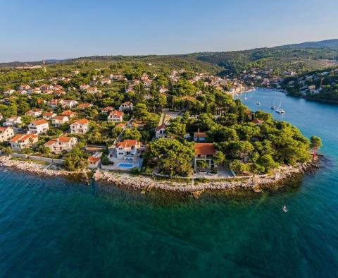 Tengerparti villa hagyományos kővel díszített medencével Brac szigetén - pic 23