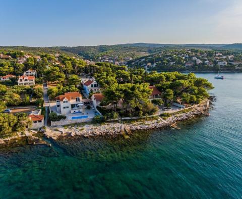 Tengerparti villa hagyományos kővel díszített medencével Brac szigetén - pic 24