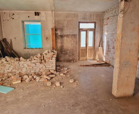 Nieruchomość inwestycyjna w 1 linii do morza w Kastela - pic 35