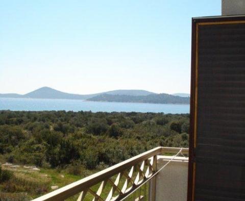 Mini-hôtel à Tribunj avec vue magnifique sur la mer, 5 appartements - pic 3