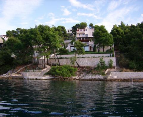 Magnifique villa en bord de mer de style Saint-Jean-Cap-Ferrat avec piscine et embarcadère privé! 