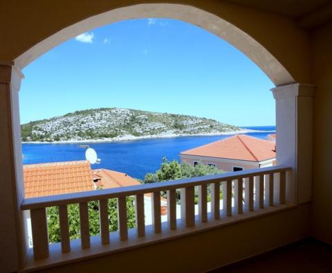 Maison neuve avec magnifique vue mer avec terrasses et appartements à 50 mètres de la plage dans la ville de Razanj, Sibenik, Croatie 