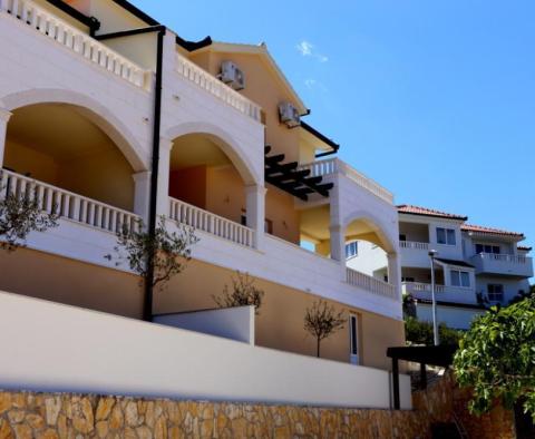 Neues Haus mit herrlichem Meerblick mit Terrassen und Apartments 50 Meter vom Strand entfernt in der Stadt Razan, Sibenik, Kroatien - foto 3