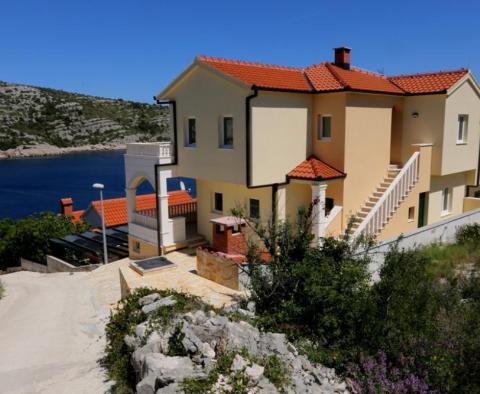 Új ház csodálatos kilátással a tengerre terasszal és apartmanokkal 50 méterre a strandtól Razanj városában, Sibenik, Horvátország - pic 4