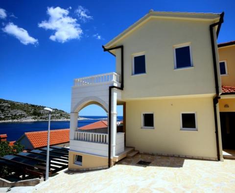 Új ház csodálatos kilátással a tengerre terasszal és apartmanokkal 50 méterre a strandtól Razanj városában, Sibenik, Horvátország - pic 5