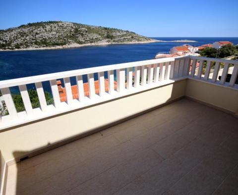 Új ház csodálatos kilátással a tengerre terasszal és apartmanokkal 50 méterre a strandtól Razanj városában, Sibenik, Horvátország - pic 9