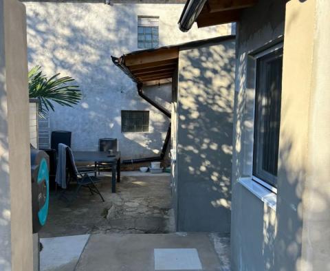 Maison avec deux unités résidentielles à 400 mètres de la mer à Medulin, à vendre - pic 9