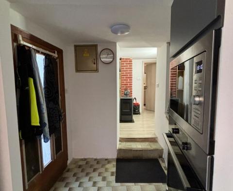 Maison avec deux unités résidentielles à 400 mètres de la mer à Medulin, à vendre - pic 18