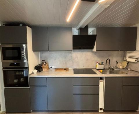 Maison avec deux unités résidentielles à 400 mètres de la mer à Medulin, à vendre - pic 20