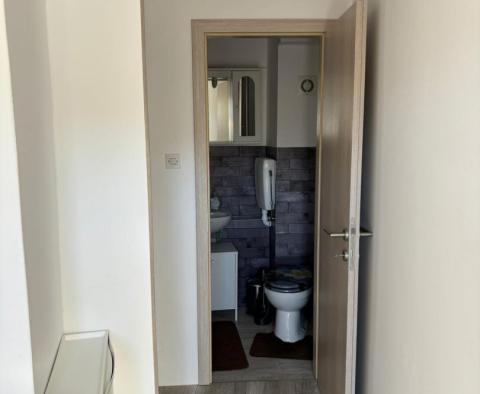 Maison avec deux unités résidentielles à 400 mètres de la mer à Medulin, à vendre - pic 48