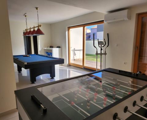 Velká rekreační vila s bazénem v Valbandon, na prodej - pic 25