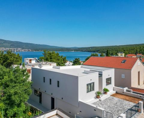 Új építésű villa medencével, második sorban a tengertől Zadar környékén, eladó - pic 2