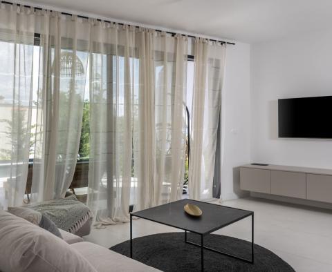 Új építésű villa medencével, második sorban a tengertől Zadar környékén, eladó - pic 8