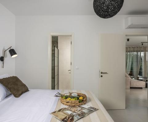 Új építésű villa medencével, második sorban a tengertől Zadar környékén, eladó - pic 15