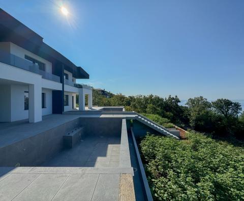Nová moderní vila s nekonečným bazénem, garáží, zahradou, panoramatickým výhledem na moře v Kostreně, na prodej - pic 3