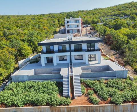 Nová moderní vila s nekonečným bazénem, garáží, zahradou, panoramatickým výhledem na moře v Kostreně, na prodej - pic 9