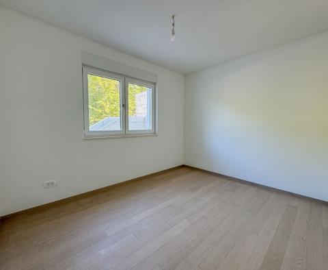 Nová moderní vila s nekonečným bazénem, garáží, zahradou, panoramatickým výhledem na moře v Kostreně, na prodej - pic 15
