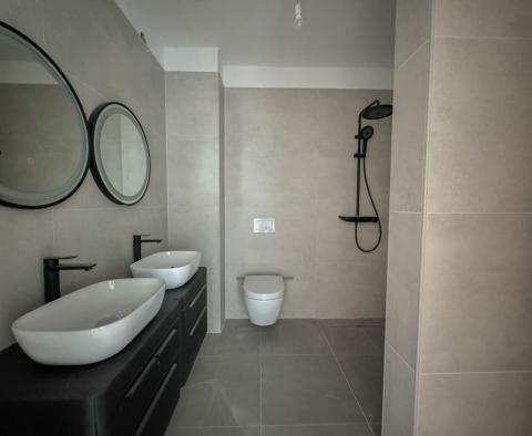 Nová moderní vila s nekonečným bazénem, garáží, zahradou, panoramatickým výhledem na moře v Kostreně, na prodej - pic 16