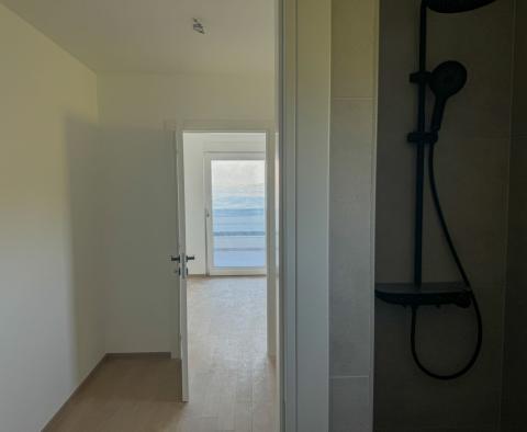 Nová moderní vila s nekonečným bazénem, garáží, zahradou, panoramatickým výhledem na moře v Kostreně, na prodej - pic 23