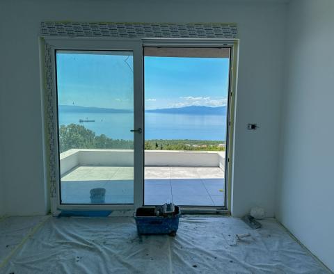 Nová moderní vila s nekonečným bazénem, garáží, zahradou, panoramatickým výhledem na moře v Kostreně, na prodej - pic 33