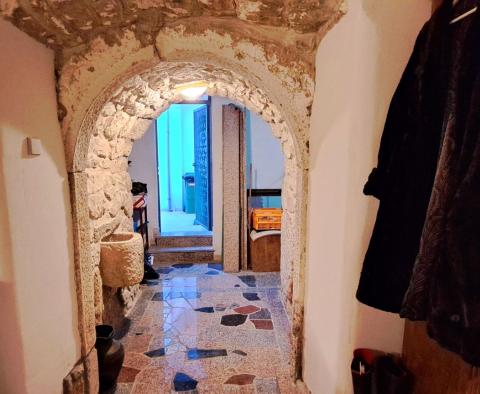 Velmi zvláštní dům v Selce, 150 m od moře, na prodej - pic 8