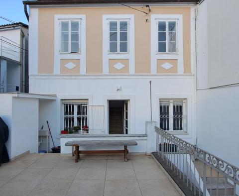 Velmi zvláštní dům v Selce, 150 m od moře, na prodej - pic 11