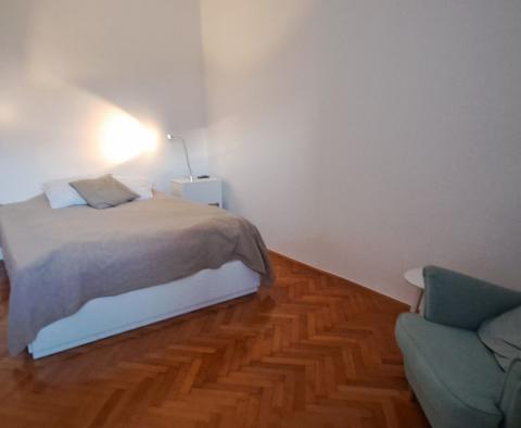 Velmi zvláštní dům v Selce, 150 m od moře, na prodej - pic 21