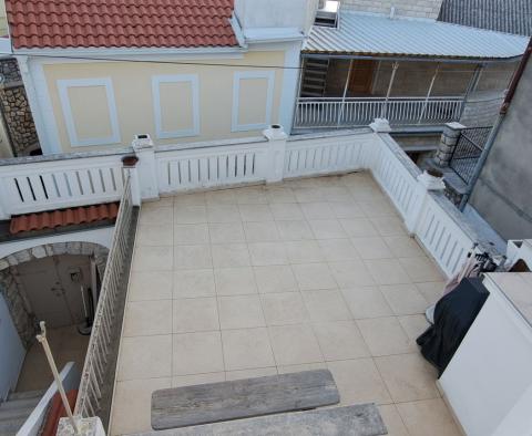 Velmi zvláštní dům v Selce, 150 m od moře, na prodej - pic 26